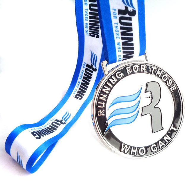 Medalla 2023 de la insignia de la medalla de las flores de la estrella del grabado del metal plateado del acollador rojo de la fábrica de China