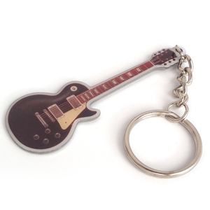 Llavero de personaje con base de metal al por mayor de guitarra clásica marrón personalizada