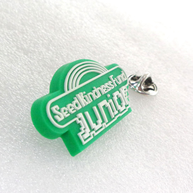 Insignia de silicona suave barata por encargo a granel personalizada OEM